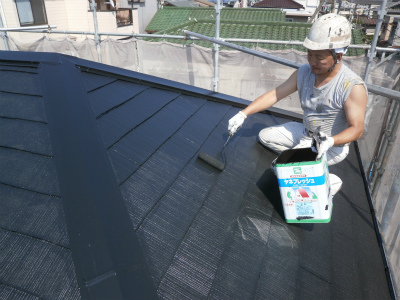 屋根瓦を長期間保護するために膜厚を付けて丁寧に塗りました。